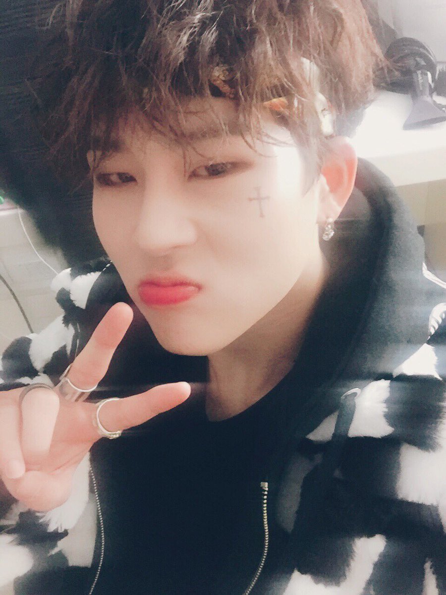 OfficialMONSTAX's tweet photo. [#주헌] 몬베베 불나방 무대 모두 잘봤나용? 음원도 들었공?? 방송보니 옛날에 비해서 나 머리 많이 길었죠 히히ㅋㅋ 무단침입때 머리와 지금 머리... 너무 차이난다..ㅋㅋㅋㅋ 
#불나방 #힙합의민족2 https://t.co/Ma3IHn5RJt