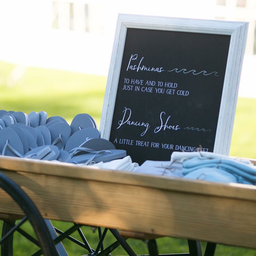 DavisPaperie's tweet image. Treat your guests with #goodies &amp;amp; #cute #CustomSigns to make them feel special! #WeddingSign #CustomWeddingGoods #CustomEventSign #Weddings