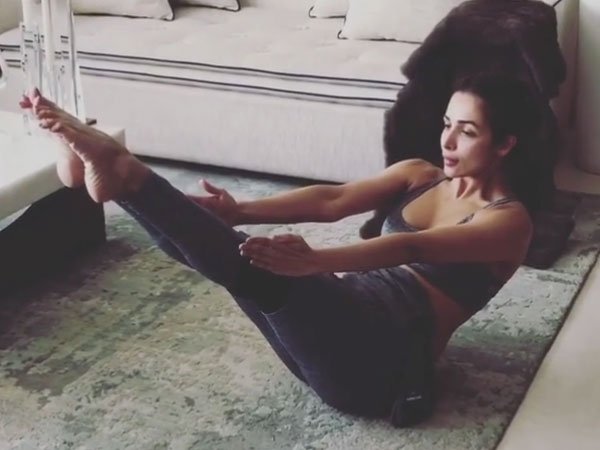 etimes's tweet photo. #TeaserChallenge : This is how #MalaikaAroraKhan stays in perfect shape
https://t.co/J58pMOyoMk https://t.co/Z5am2RaGWw