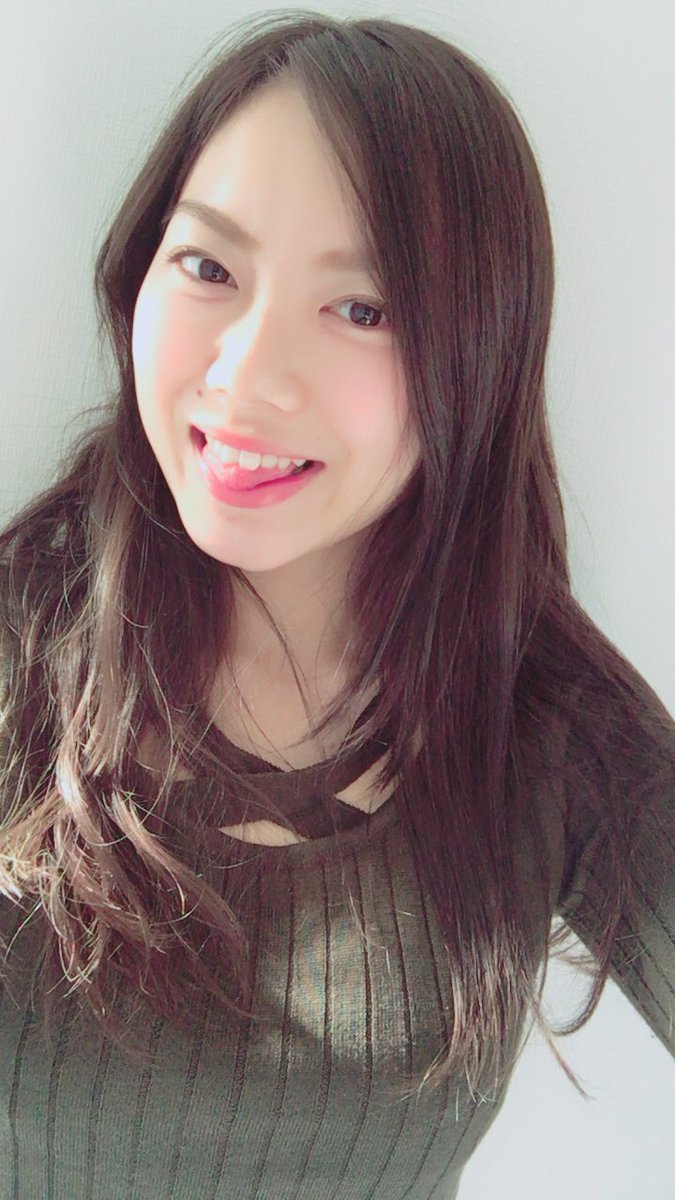 志村 玲那 Rena Shimura Twitterissa 髪色が 真っ黒から少し抜けていい色 もともと髪色抜けやすいから これ以上抜けて欲しく無いけど 気付いたらすぐ茶髪になっちゃう だから 髪色入れてもらった後はお風呂の後ドライヤーやってるの しばらく経っ