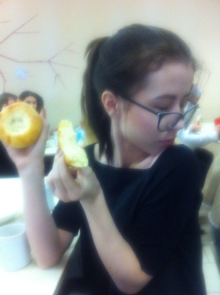 adelka___'s tweet photo. Арина ест ватрушки с творогом без творога, ибо оставляет творог вместо чаевых https://t.co/BKZiDIjHVC