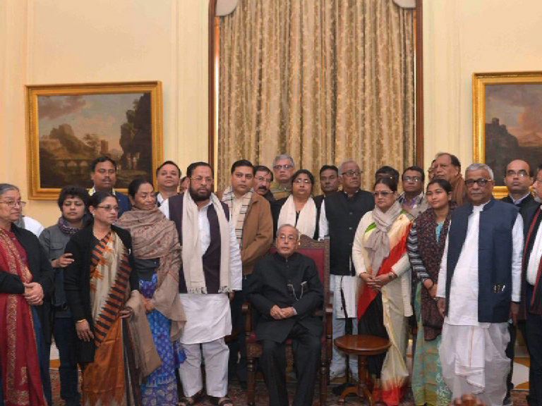 abpanandatv's tweet photo. #TMCMPs #MeetPresident দেশে সুপার এমার্জেন্সি চলছে, রাষ্ট্রপতির সঙ্গে দেখা করে বেরিয়ে মন্তব্য ডেরেকের https://t.co/M8ZF3utz8V https://t.co/eGnX6YJGg7