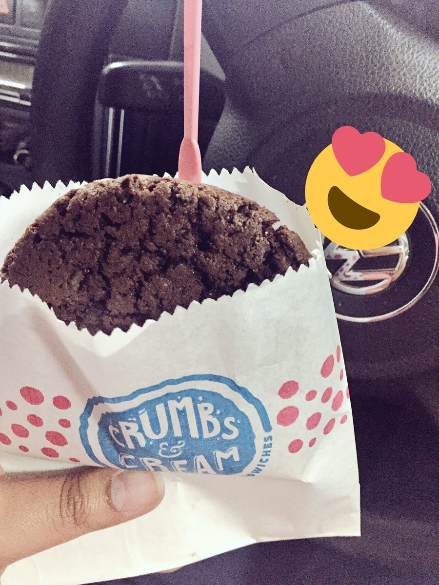 cheryleah's tweet photo. Haven't had breakfast nor lunch but @crumbscream 😍😍 #chochazelnut #chocbrownie #chocaddict 😝 https://t.co/DMeZQeRAqP