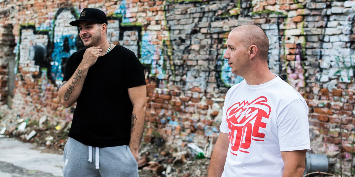 citycode902's tweet image. E-shop @rukahore má v ponuke posledné kusy tričiek s logom #CityCode [v bielej a šedej farbe] - objednávaj tu ► shop.rukahore.sk/citycode902!