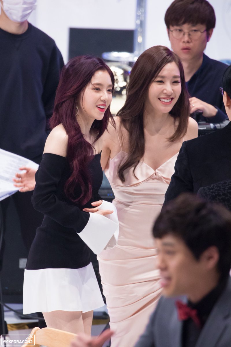 [PIC][24-12-2016]Tiffany tham dự và biểu diễn tại “2016 KBS Entertainment Awards” vào hôm nay - Page 3 C1450uJVQAEvhGj