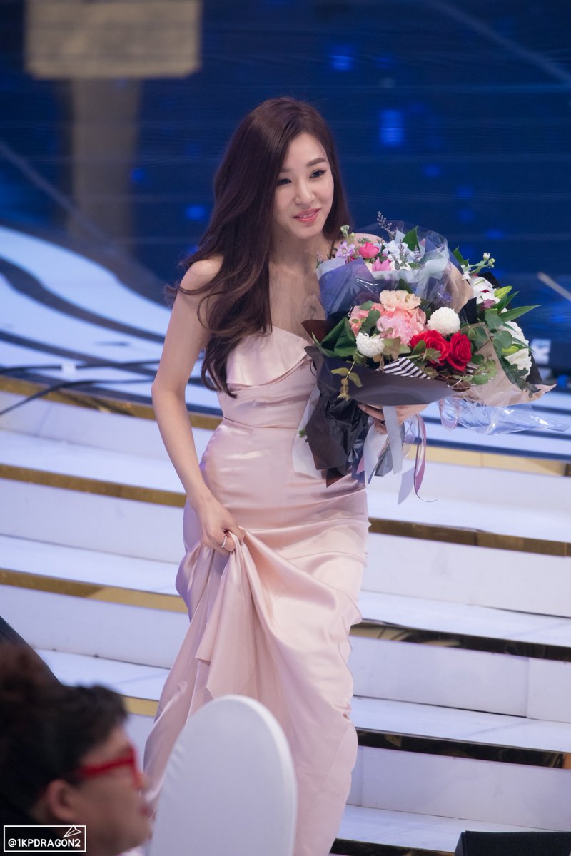 [PIC][24-12-2016]Tiffany tham dự và biểu diễn tại “2016 KBS Entertainment Awards” vào hôm nay - Page 3 C145jcJUQAAmgt9