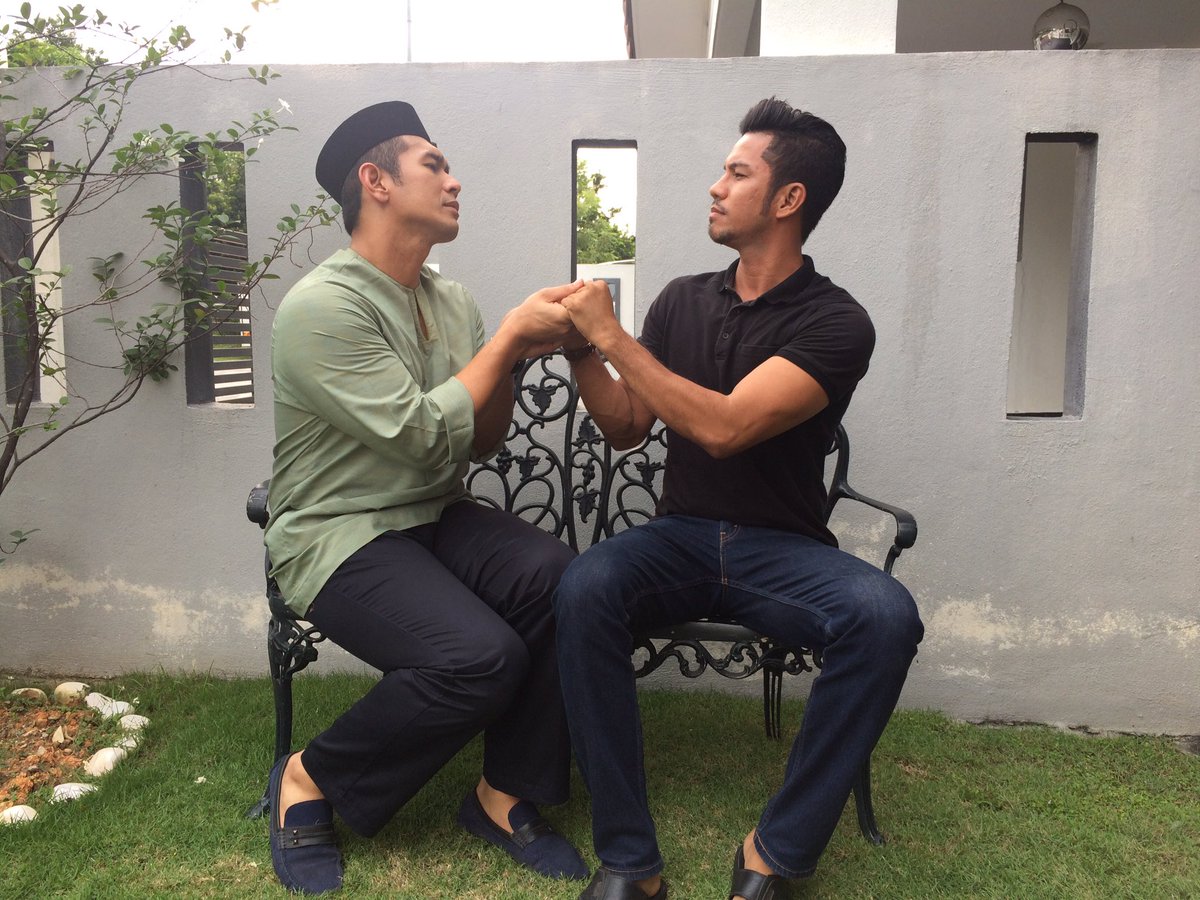 MustaqimBahadon's tweet photo. Disebabkan #Zahid @fahrinahmad_fa ni kejam sangat dengan #Anisa @lovezarazya sooo si #Syukri ni cuba pujuk dia 😂😂 #KeranaAnisa https://t.co/3GvHrxBkXB