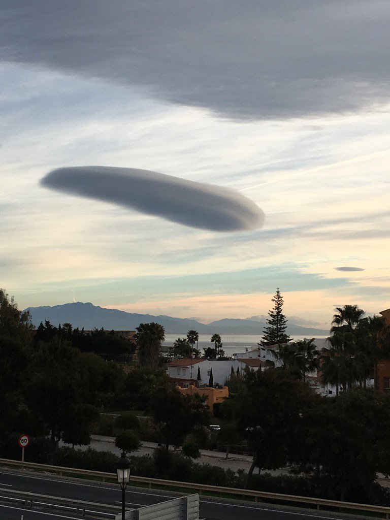 mrlosanchez's tweet photo. @tiempobrasero nubes raras!!!! Estepona https://t.co/FDYXKACOks