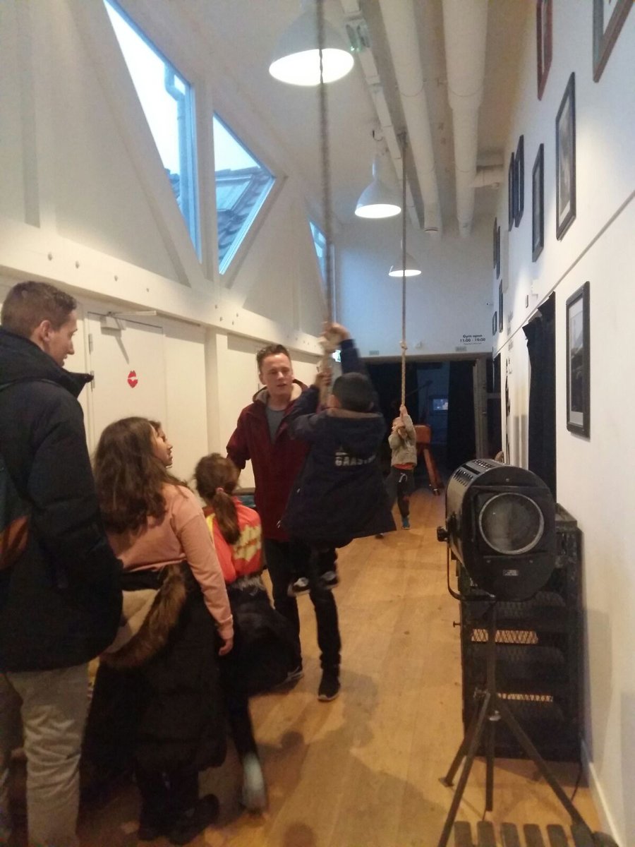 "Zeg knul, het is nu 18.00 uur, je hangt hier nu al 3 uur en je moet echt naar huis!" Eisvrij bij <a href="/KingKongHostel/">King Kong Hostel</a> in Rotterdam! <a href="/MundoAteam/">Mundo'sA-team</a>