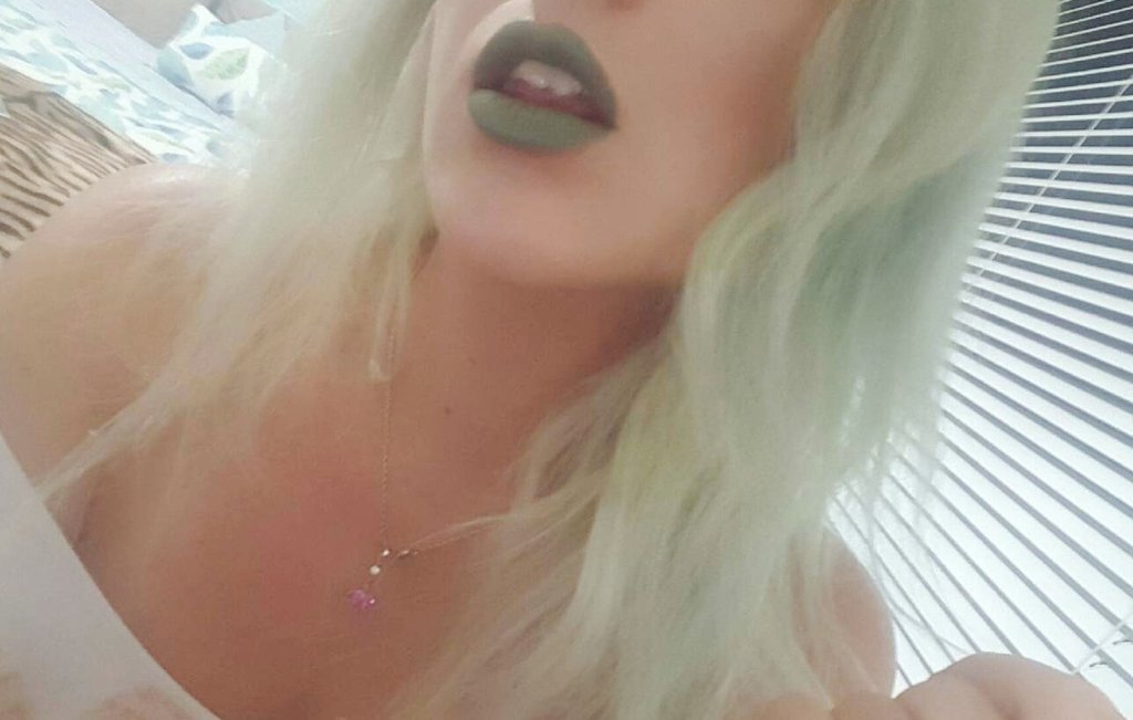 billie_cl's tweet image. Loving these lips at the moment.... come and show me how good the look on u.... #blowjob #notsubtle #itsbilliebitch #escort @crystal_lodge