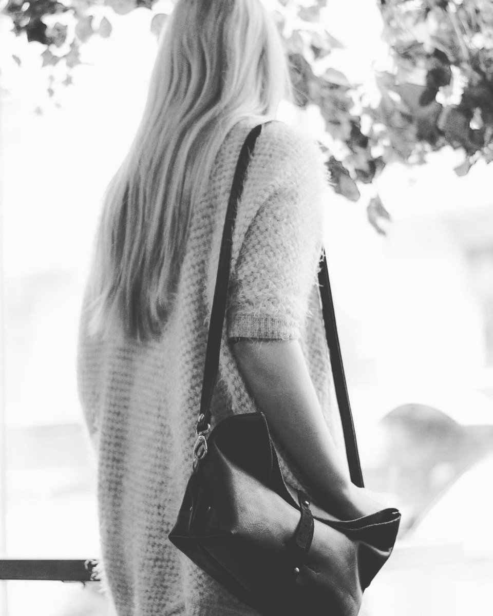 maruu_leather's tweet photo. https://t.co/wspGfKZArx 💠🔵💠 #clutchbag #leather #removablestrap #leathergoods #maruuleather #forher https://t.co/pCVwTkwzPx