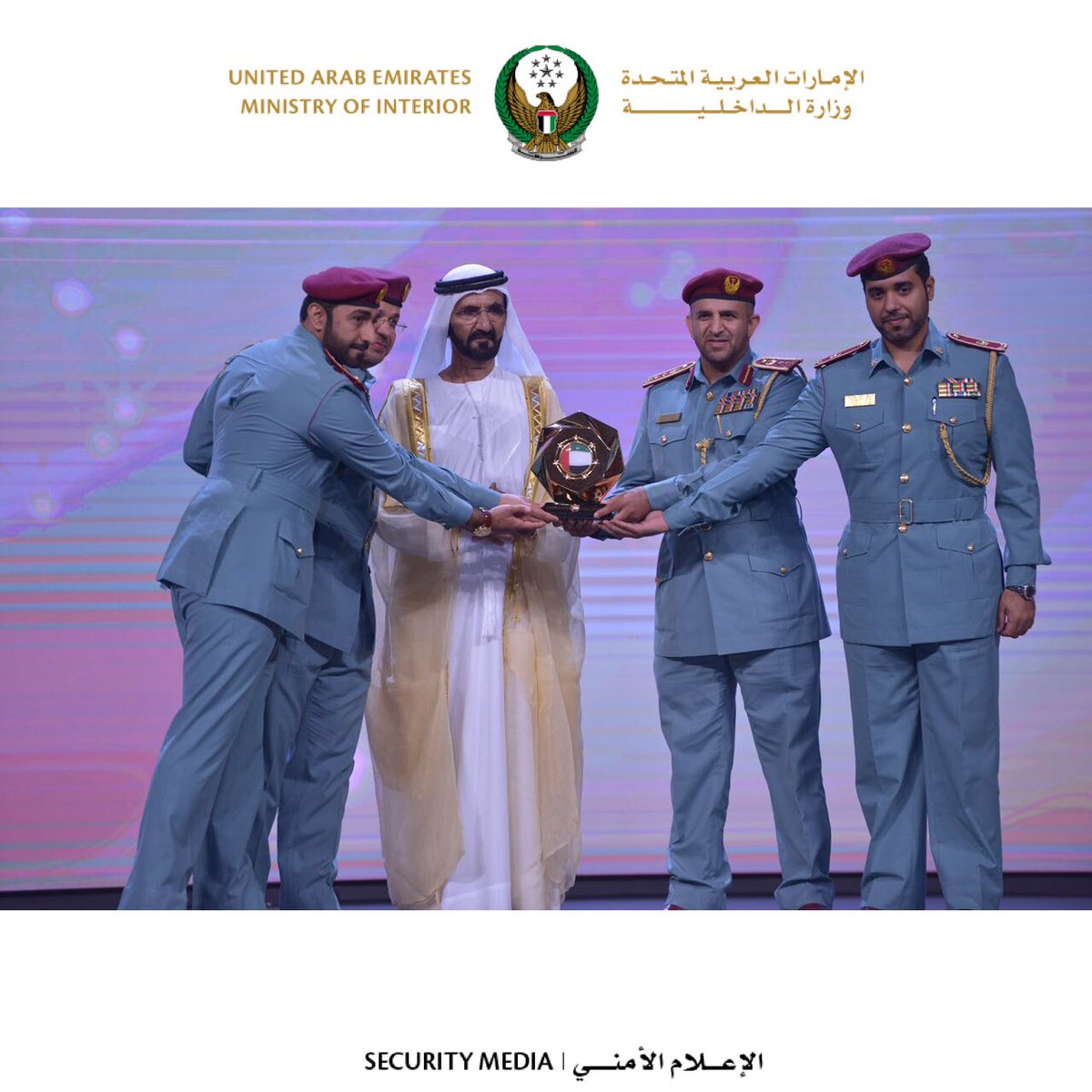 moiuae's tweet photo. وزارة الداخلية تتسلم جائزة محمد بن راشد للأداء الحكومي المتميز 2017 فئة الجهات الاتحادية المرشحة في مجال تقديم الخدمات https://t.co/pKj5YMO8NU