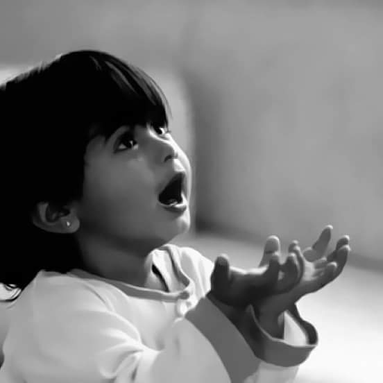 وحين أشعر بضجيج الحياة!!
أخلو بمكان لا يسمعني به إلا الله ..
أبوح له بكل شيء وأخبره بكل شيء ..
واطرح بين يديه قلبا ما شكى إلا إليه ..