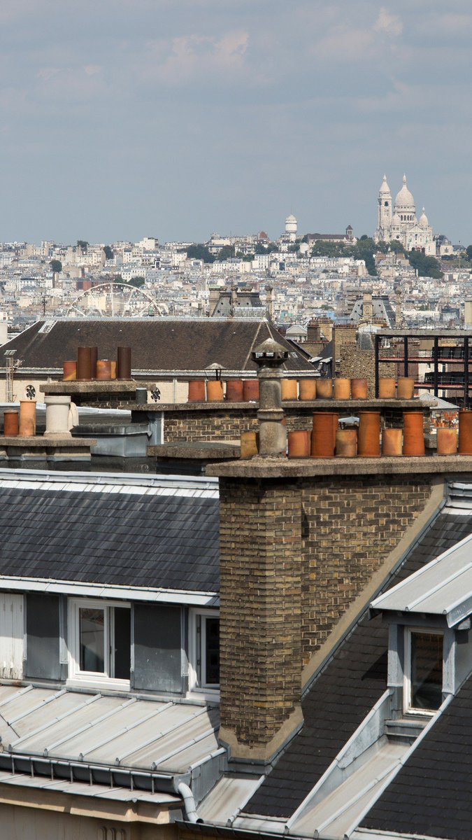 Le_Littre's tweet photo. Aucun risque chez nous non plus ;-) @myroomin_off #roomswithview @LaTourEiffel OU #vuecour OU #vue #sacrecoeur #montmartre https://t.co/pzRqE4wZ5W