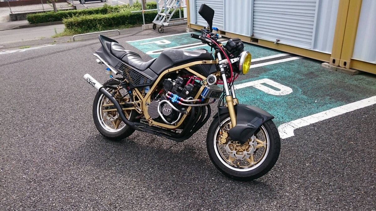 inazuma8271's tweet photo. 高知県 
CBX 4台
1台→ピンクシルバーラメ ロケット
2台→青白純正CBX
3台→ベース車両
4台→迷彩柄
CBR
フレーム金色 つや消しブラック外装
RZ
純正黒カラー 三段ブラック
合計6台盗まれました

自分の大好きやったCBXいかれてます。

RTお願いします。 https://t.co/pq5peprszK