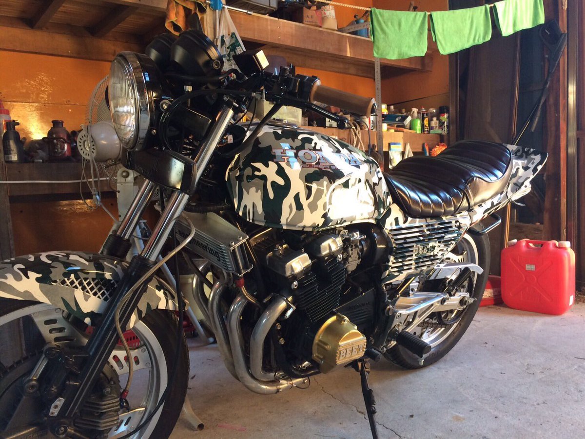 inazuma8271's tweet photo. 高知県 
CBX 4台
1台→ピンクシルバーラメ ロケット
2台→青白純正CBX
3台→ベース車両
4台→迷彩柄
CBR
フレーム金色 つや消しブラック外装
RZ
純正黒カラー 三段ブラック
合計6台盗まれました

自分の大好きやったCBXいかれてます。

RTお願いします。 https://t.co/pq5peprszK