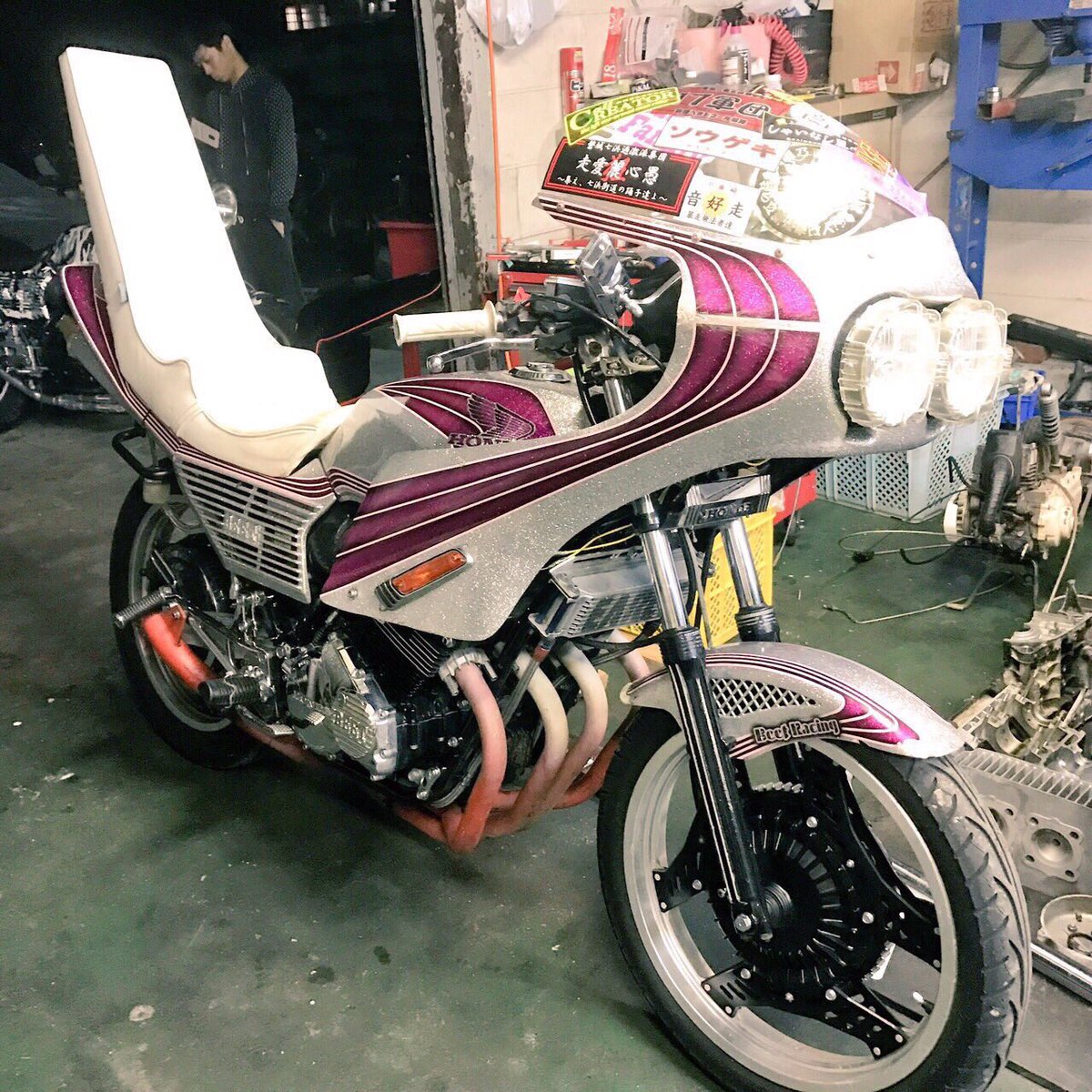 inazuma8271's tweet photo. 高知県 
CBX 4台
1台→ピンクシルバーラメ ロケット
2台→青白純正CBX
3台→ベース車両
4台→迷彩柄
CBR
フレーム金色 つや消しブラック外装
RZ
純正黒カラー 三段ブラック
合計6台盗まれました

自分の大好きやったCBXいかれてます。

RTお願いします。 https://t.co/pq5peprszK