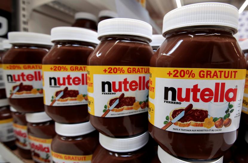 Reuters's tweet photo. Nutella maker fights back on palm oil after cancer risk study https://t.co/SwA5xFqfeW https://t.co/IAMGUBtKLq