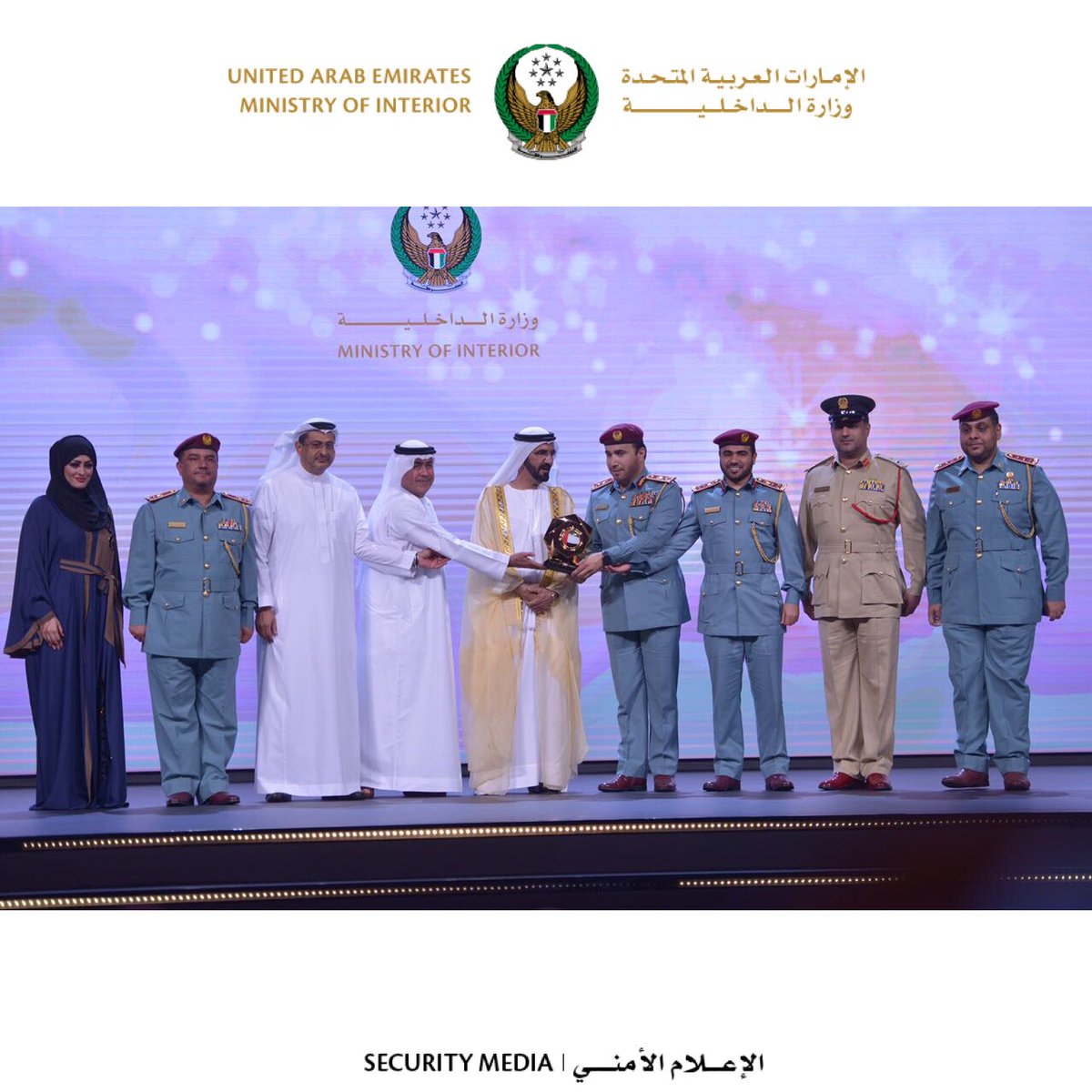 moiuae's tweet photo. وزارة الداخلية تتسلم جائزة محمد بن راشد للأداء الحكومي المتميز 2017 في مجال أفضل خدمة مشتركة https://t.co/JNHn2yZmpe
