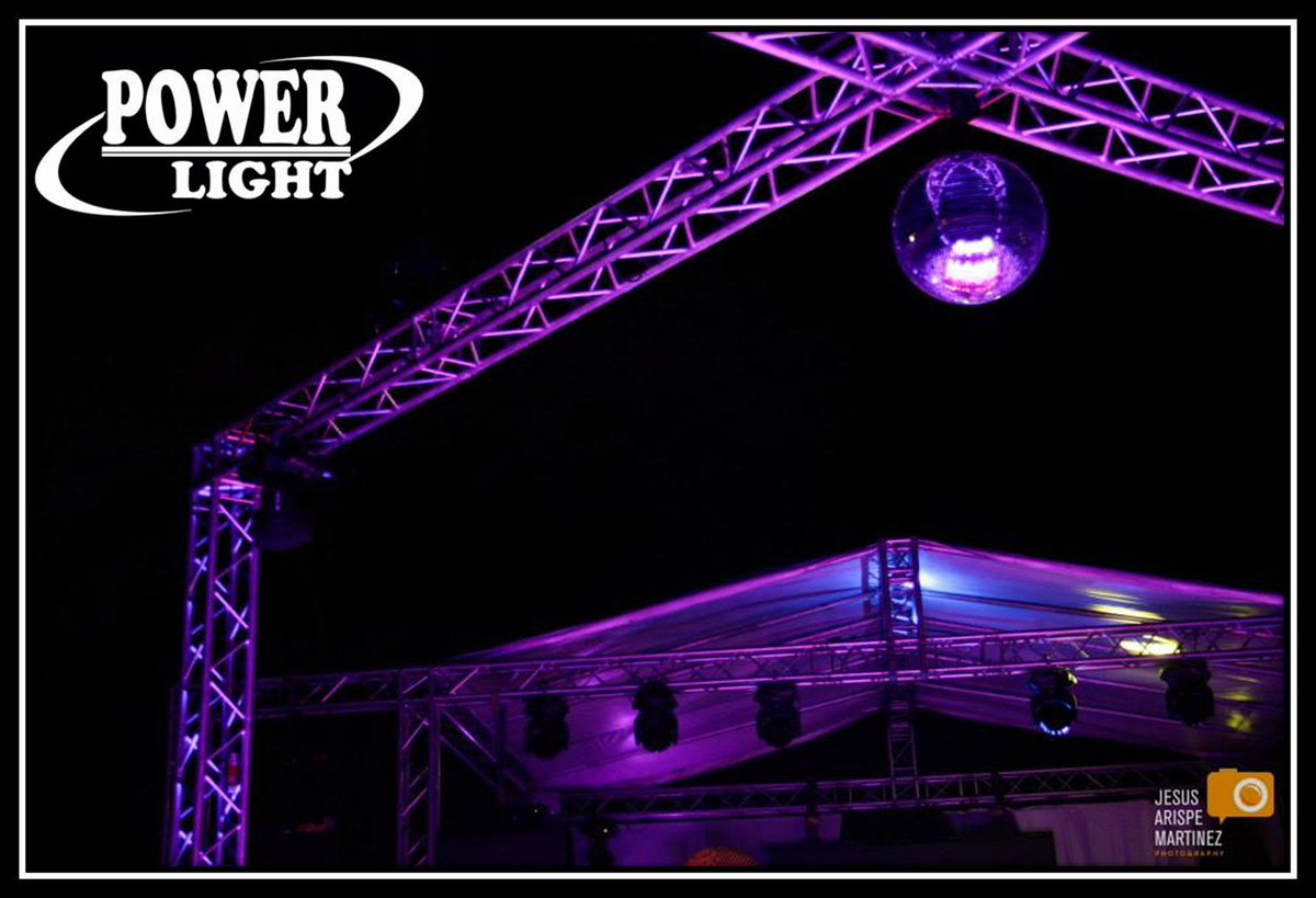 La clásica esfera de espejos puedes fusionarla con un ambiente moderno. ¿Te gusta?