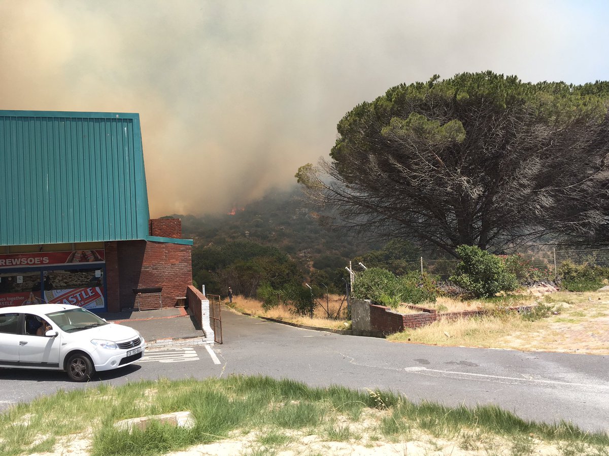 racky17's tweet photo. @vwsfires fire by da gama park bottle store, Glen road. I saw big flames. Opp welcome Glen https://t.co/2exVE3k90m