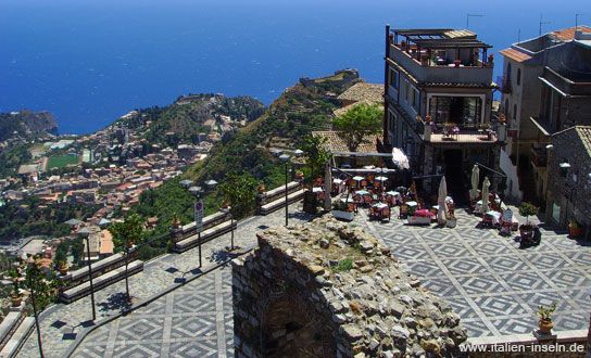 Castelmola und die Aussicht auf Taormina 
italien-inseln.de/messina/castel…
#Sizilien #Italien #Urlaub