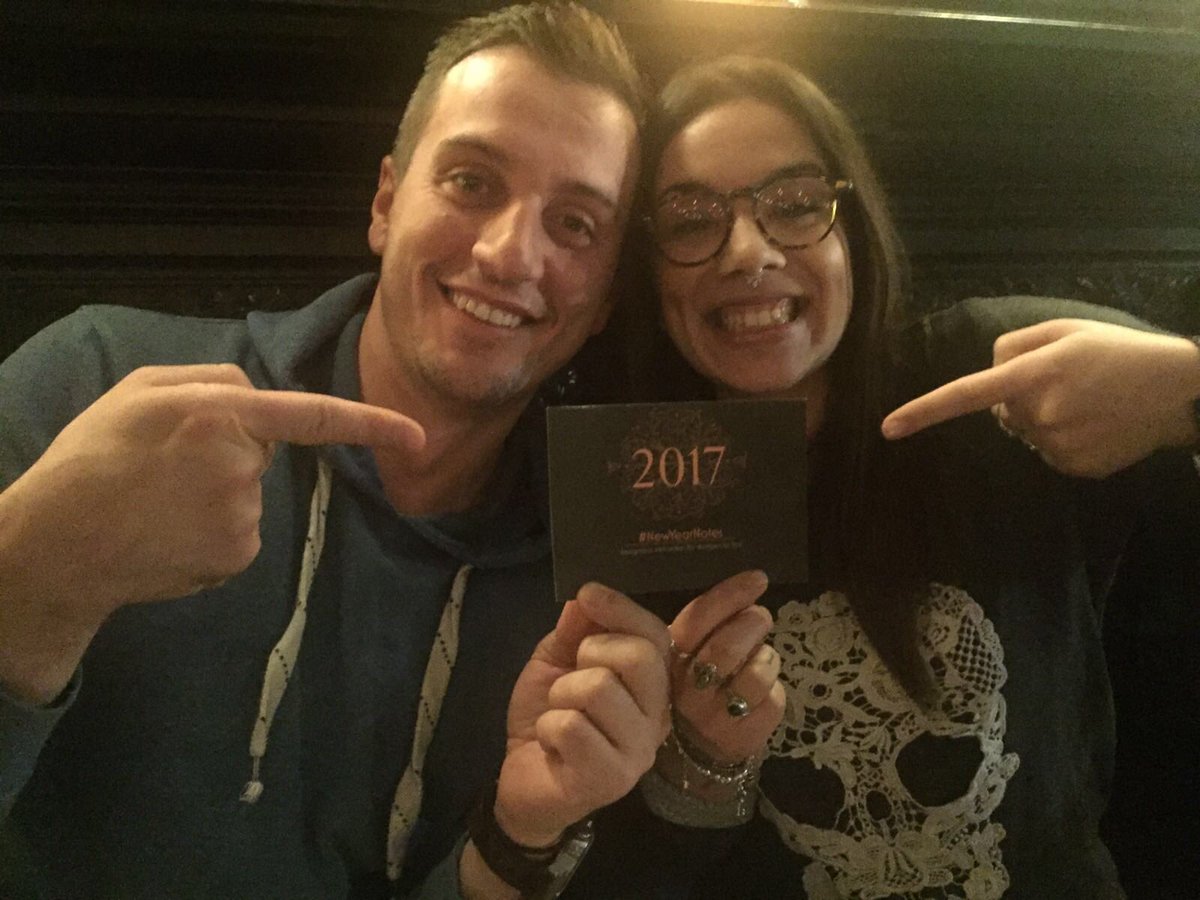 FlaskHampstead's tweet image. Free drink from a stranger! ☺️🍷🍺 #cheers #newyearnotes