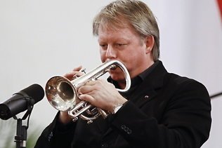Ole Edvard Antonsen sper på inntektene som flyalarm-trompetist (2013)