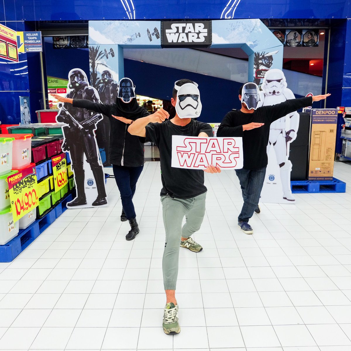alvin_zani's tweet image. Ni Formasi STARWARS kami,Yeah! @hicard_id #hypermartstarwars #hypercosmicshell #hypermartLippoPlazaJogja #wefie yuk ikutan seru2an STARWARS!