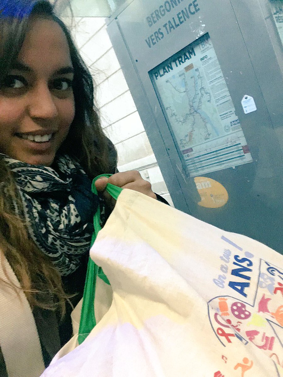 AmeliaLVK's tweet photo. Faire les #soldes en #totebag 👜 🌎 ♻️ #jaimemaplanete #Soldes2017 (et c'est le Tote Bag #axaatoutcoeur) https://t.co/Bk12rfPEfE