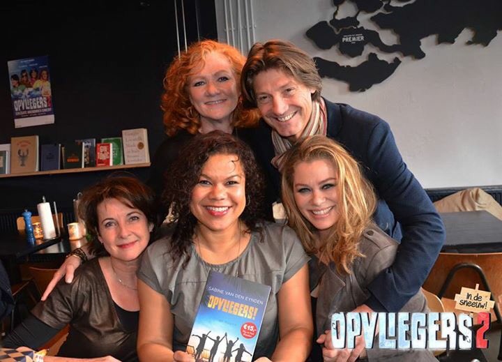Vanmiddag was de OPVLIEGERS nieuwjaarsborrel! Deze middag werd OPVLIEGERS de roman uitgereikt! #opvliegers <a href="/anoushanzume/">Anousha Nzume</a> <a href="/AntjeMonteiro/">Antje Monteiro</a>