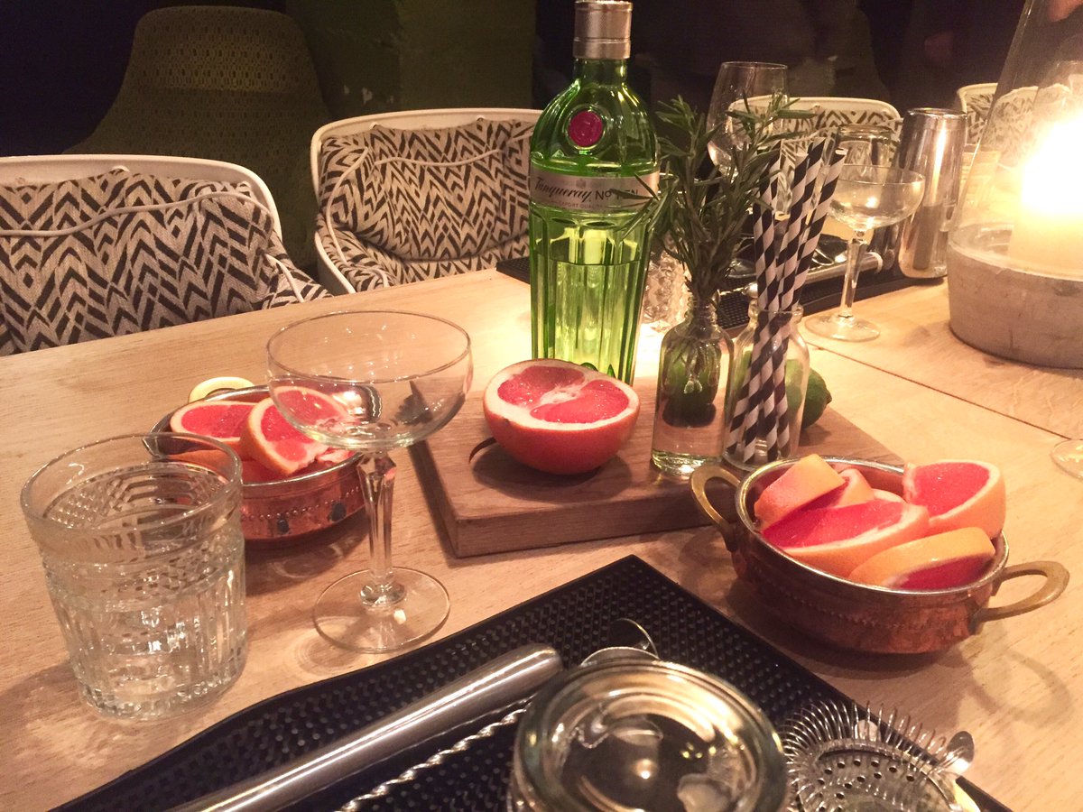 drakeandmorgan's tweet photo. Little bit of #Tanqueray 10 training going on at @thefollybar with @DiageoGB #gin #spirittraining @Tanquerayusa https://t.co/FrZksQm6Jw