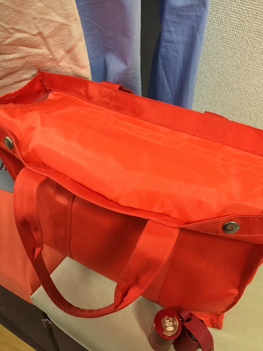 同人誌即売会等で買いに回る時は、500円と100円のコインシリンダーと、所謂ミーティングバッグに100均のファイルケースを入れたもの、肩掛けも手持ちも出来るサコッシュが便利でよく使っています。ミーティングバッグは仕切りついたやつとか簡易的に蓋出来るのとかもある  ...