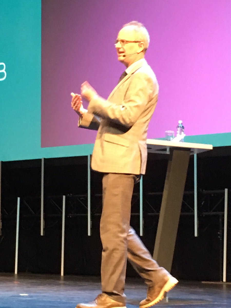 Staales1's tweet photo. Lar jeg det #Gro blir det en høyrebølge. Henrik Syse #ironisktone om frisyren sin på #dnbindustri og minner om viktige verdier i slengen. https://t.co/01N4Nh5eeL