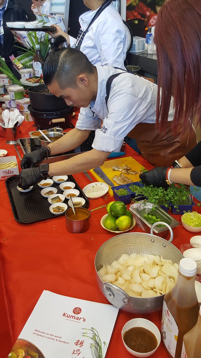 De Kookworkshop Japanse keuken is begonnen. De bezoekers proeven en genieten van de Japanse lekkernijen van Mo-Jo. #vcho #Horecava2017