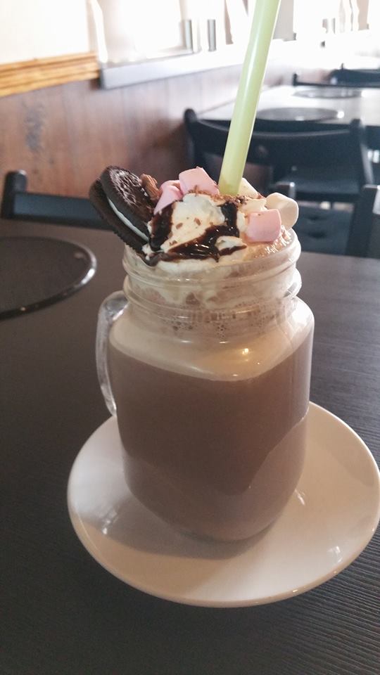 Its flipping freezing outside. Perfect time to try our Oreo hot chocolate #oreos #hotchocolate #freezing #crepes