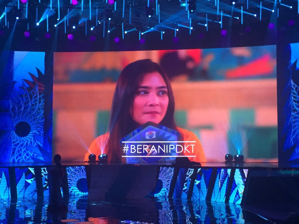 bintangcomID's tweet photo. Karena @CornettoID selalu bisa mencairkan semua suasana. Termasuk suasana PDKT @BramastaVerrell sama @PrillyBie di #Indosiar22 #BeraniPDKT https://t.co/qswkjWKdax
