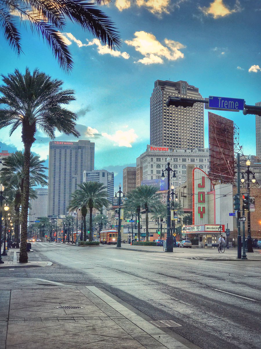 DavidMora's tweet photo. Morning commute. 🚶🏻🚴🏻🚃 #beforerushhour #downtownnola #followyournola https://t.co/cp1CeWw5rg