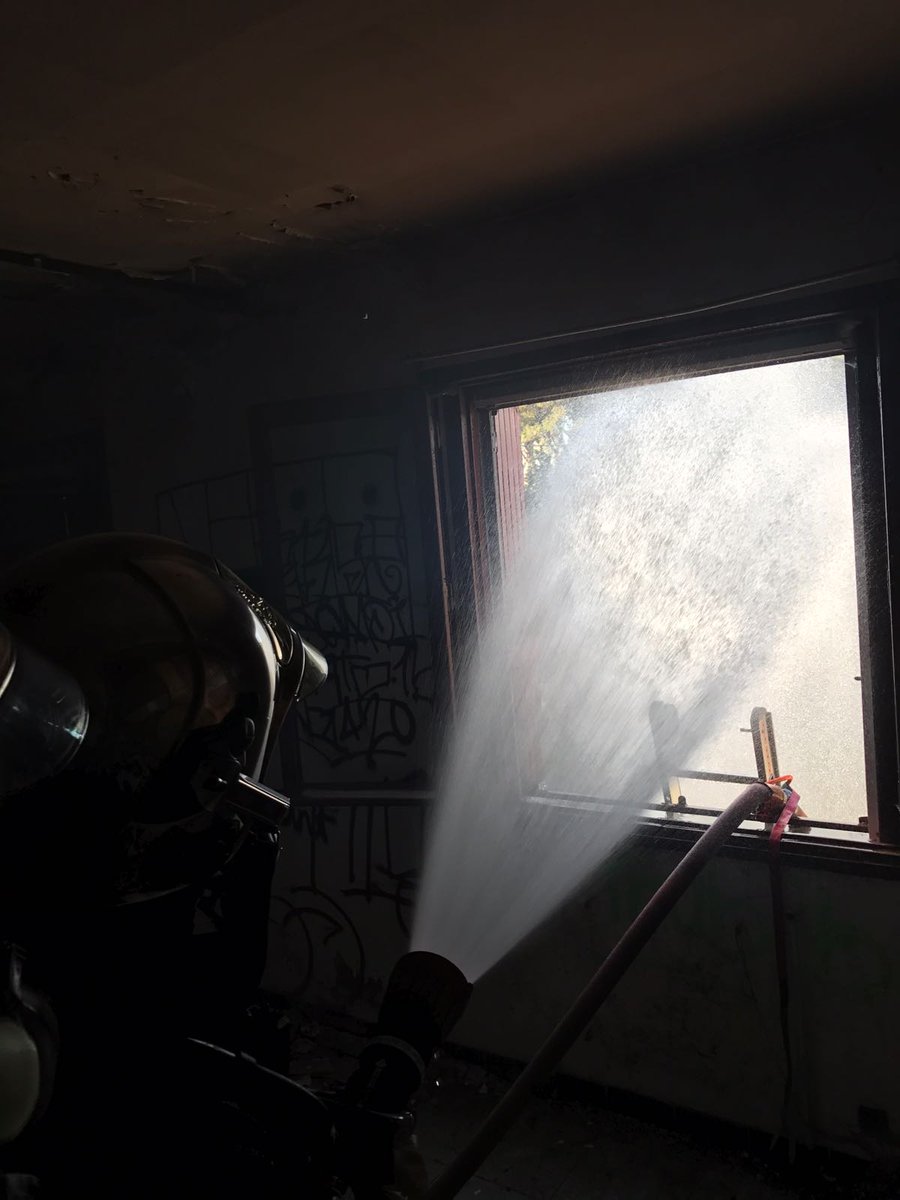 pompiersdugard's tweet photo. .@MarcPalpa @sdis2a - Ils continuent avec un exercice #FISPP2016 sur chantier  : 2 ouvriers réfugiés sur le toit évacués avec le #LSPCC https://t.co/KjbNhtYPcM