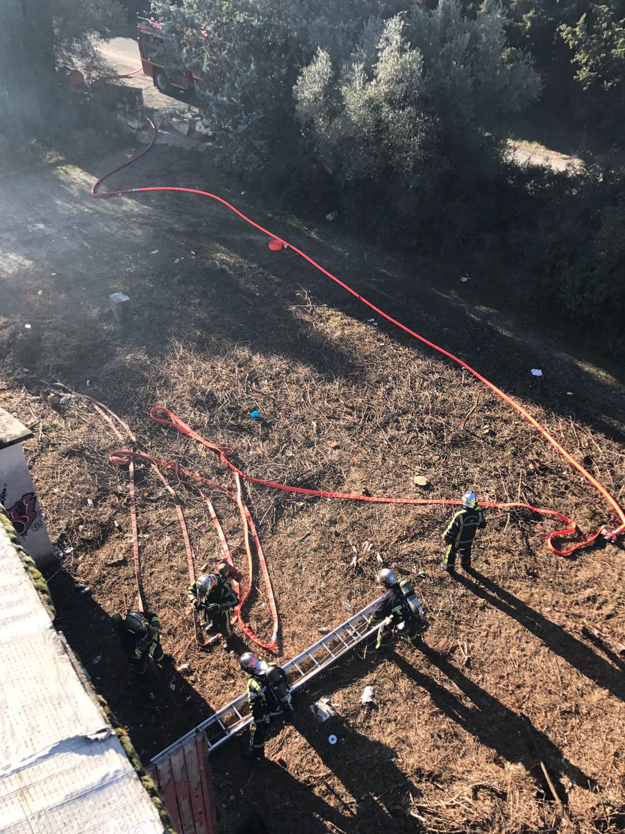 pompiersdugard's tweet photo. .@MarcPalpa @sdis2a - Ils continuent avec un exercice #FISPP2016 sur chantier  : 2 ouvriers réfugiés sur le toit évacués avec le #LSPCC https://t.co/KjbNhtYPcM