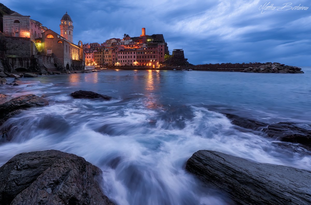 BertainaMattia's tweet photo. Si accendono le luci a Vernazza, cinque terre Liguria 
#vernazza #photography #italy #photo #landscapephotography #FolloMe #BestOfTheWeek https://t.co/v5zxaMmdHv