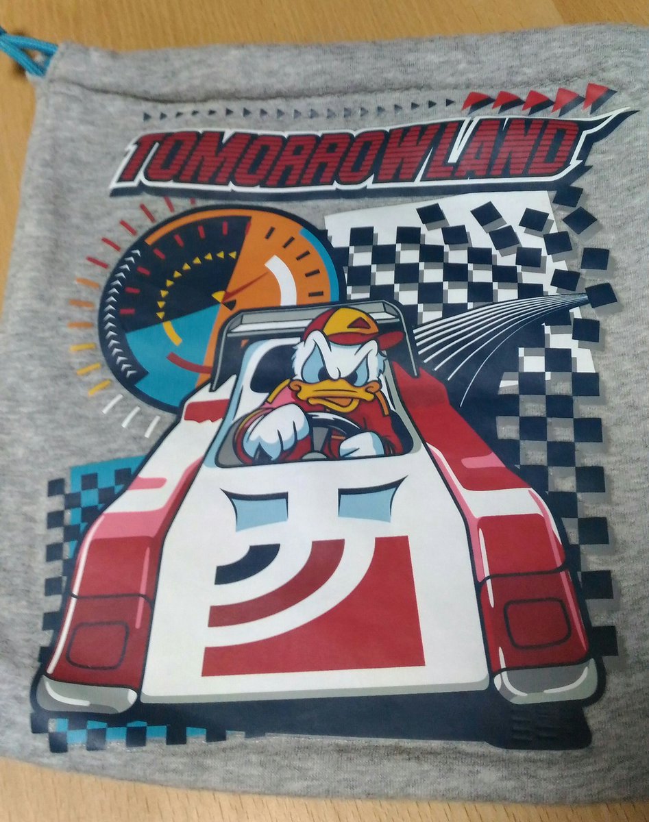 易 クローズしたグランドサーキット ファイナルグッズも素敵だったけどいつ手に入れたかわからない絵柄のものがあります ドナルドと甥っ子 今になって英語の文章とかズラッと書いてあるのに気づいた 復刻してほしかったかも Tdr History