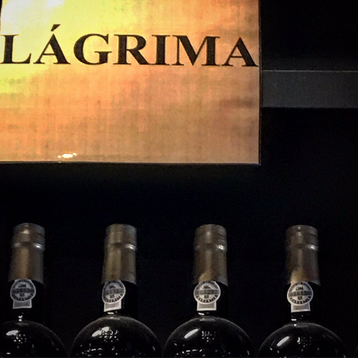 pefabiodemelo's tweet photo. Achei o vinho que faltava à nossa mesa. https://t.co/3PMVNDmSlU