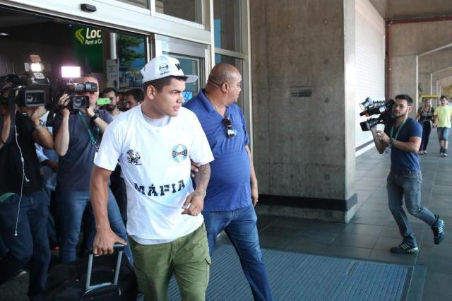 TafaelMedeiros's tweet photo. Grêmio 2017:

- Mico 1: Kayke (chimarrão)
- Mico 2: 'Copa' (cancelada)
- Mico 3: Gabriel 'EL TORO' Fernandez (lesionado)

É só o começo... https://t.co/G6FsiwMd3I