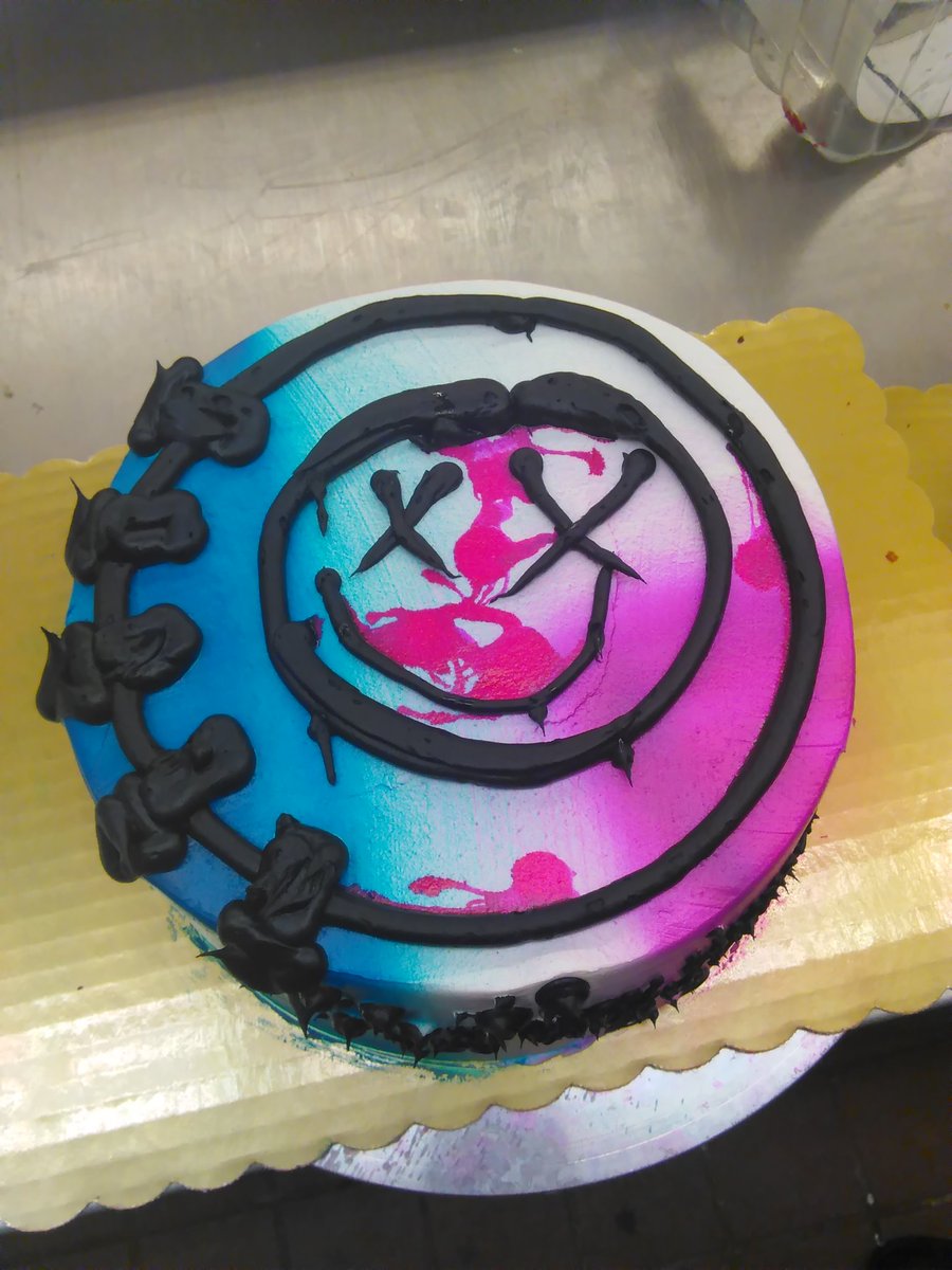 WickedFunCakes's tweet photo. 🎶 Nobody likes you when you're 23 🎶 #cakedecorating #cakelove #baking #bakersdelight #bakery #blink182 @blink182 https://t.co/IzcR3DCk6V