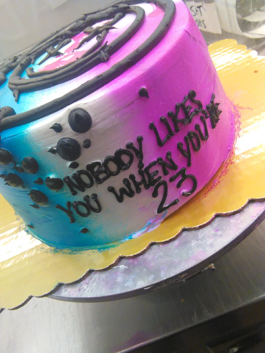 WickedFunCakes's tweet photo. 🎶 Nobody likes you when you're 23 🎶 #cakedecorating #cakelove #baking #bakersdelight #bakery #blink182 @blink182 https://t.co/IzcR3DCk6V