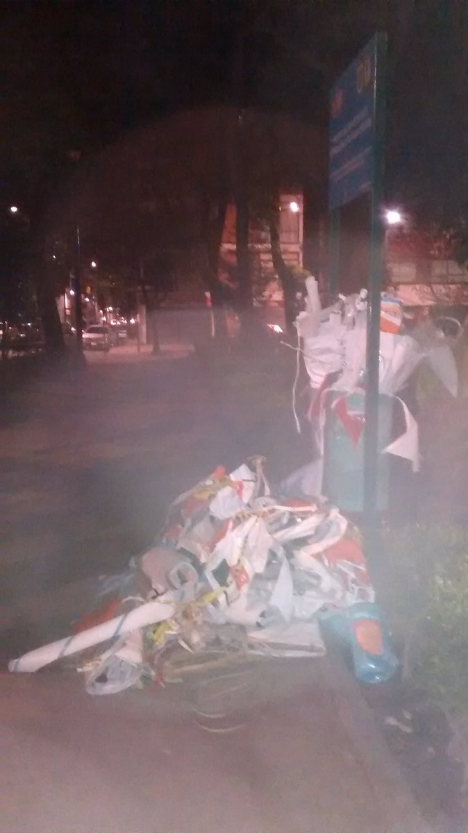 velocipedocdmx's tweet photo. @betotok @PoderAG_BJ No permitir que constructoras cuelguen lonas y así no las dejamos en los botes de basura de los parques @vecinoaccount https://t.co/gDpt8ZFqcC