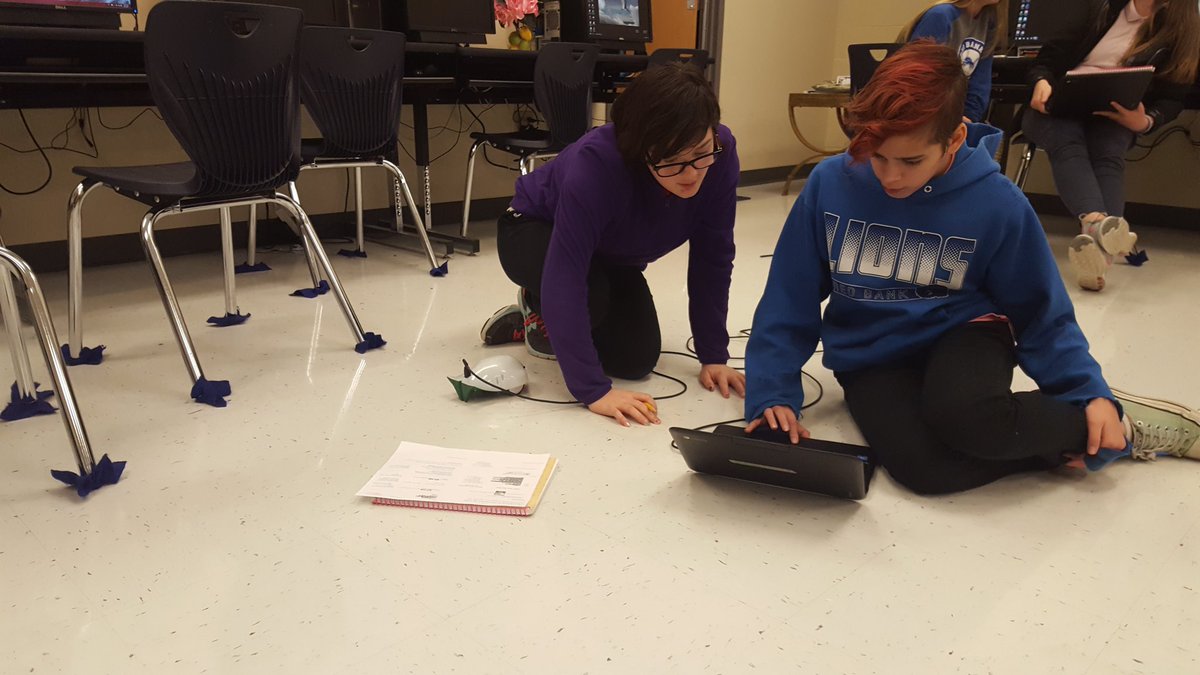 ctl678's tweet image. Students programming a Finch @birdbraintech. Success on the 3rd day of class! #msteched #HCDEengage #RBMS