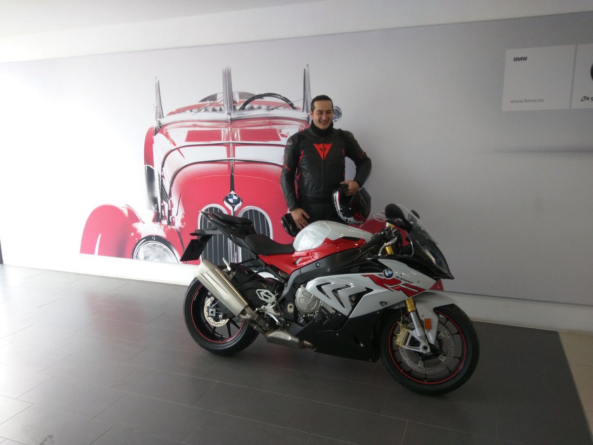 1ª #S1000RR del año 2017. Enhorabuena a Francisco Triviño por esta pedazo de moto, muchas gracias por todo y a  ¡¡Disfrutarla al máximo!!