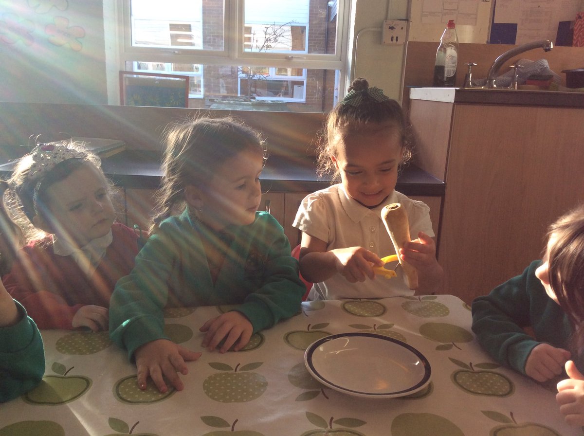 Springwood_Prm's tweet image. #springcardiff We have been peeling our vegetables today to put in our stew for our lunch! #springpd